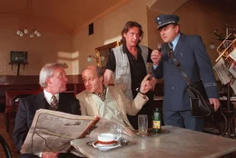 Wolfgang H&uuml;bsch (Hofrat), Nikolaus Paryla (Einsamer), Harald Sicheritz (Regie), Lukas Resetarits (Brieftr&auml;ger).