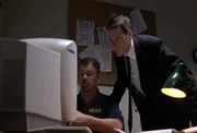 Als eine Frau in einem Schusswechsel ermordet wird, muss sich Lt. Joe Kenda (Carl Marino, r.) durch ein Netz aus Lügen kämpfen und sich mit verängstigen Zeugen auseinandersetzen ... Als eine Frau in einem Schusswechsel ermordet wird, muss sich Lt. Joe Kenda (Carl Marino, r.) durch ein Netz aus Lügen kämpfen und sich mit verängstigen Zeugen auseinandersetzen ...