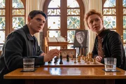 In seinem Element: Im Fall eines ermordeten Schachspielers ermittelt Kommissar Rico Sander (Benjamin Strecker) undercover in dessen Club. Bei diversen Schachpartien erfährt er von Saskia Meier (Lena Maria Eikenbusch) höchst interessante Interna. Die arbeitet nämlich auch in der IT-Firma des Opfers, die sich auf Schachprogramme spezialisiert hatte. In seinem Element: Im Fall eines ermordeten Schachspielers ermittelt Kommissar Rico Sander (Benjamin Strecker) undercover in dessen Club. Bei diversen Schachpartien erfährt er von Saskia Meier (Lena Maria Eikenbusch) höchst interessante Interna. Die arbeitet nämlich auch in der IT-Firma des Opfers, die sich auf Schachprogramme spezialisiert hatte.