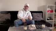 Jonas hat andere Sorgen: Da ihn über 300 Kilometer von seiner kleinen Familie trennen, muss er mit der täglichen Videotelefonie vorliebnehmen, um bei Tochter Hailey auf dem Laufenden zu bleiben. Die Sehnsucht ist nur schwer auszuhalten und Freundin Patricia ist mit allen Terminen allein. Jonas hat andere Sorgen: Da ihn über 300 Kilometer von seiner kleinen Familie trennen, muss er mit der täglichen Videotelefonie vorliebnehmen, um bei Tochter Hailey auf dem Laufenden zu bleiben. Die Sehnsucht ist nur schwer auszuhalten und Freundin Patricia ist mit allen Terminen allein.