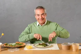 Ein Koch beurteilt die Mittagsmen&uuml;s.