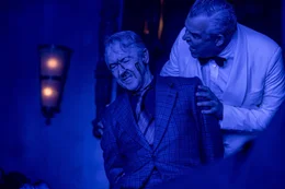 Der Clubbesitzer Floyd Hanson (Danny Huston, r.) versucht eine wertvolle Information aus dem Gangsterboss Lou Hendricks (Alan Cumming, l.) herauszupressen.