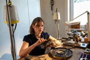 Als ihr Mann mit einem manipulierten Motorrad tödlich verunglückt, gerät auch Meike Maas (Inga Lessmann) unter dringenden Tatverdacht. Die finanzielle Existenz ihres Uhrengeschäfts steht durch hohe Steuerschulden auf dem Spiel. Hat sie darauf spekuliert, durch die Lebensversicherung ihres Mannes den Laden zu retten, und hat ihn in den Tod rasen lassen? Als ihr Mann mit einem manipulierten Motorrad tödlich verunglückt, gerät auch Meike Maas (Inga Lessmann) unter dringenden Tatverdacht. Die finanzielle Existenz ihres Uhrengeschäfts steht durch hohe Steuerschulden auf dem Spiel. Hat sie darauf spekuliert, durch die Lebensversicherung ihres Mannes den Laden zu retten, und hat ihn in den Tod rasen lassen?