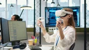 Junge Frau mit VR-Brille Junge Frau mit VR-Brille