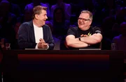 Rateteam-Kapit&auml;n Elton (r.) mit Fernsehmoderator Jens Riewa (l.).