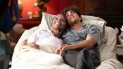 Gl&uuml;cklicher Moment im Sterbebett: Samantha Marie Ware als Katie Rogers, Niko Terho als Dr. Lucas Adams