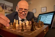 Wenn der Kaiser mit dem König: Während der Ermittlungen im Mordfall an einem passionierten Schachspieler, versucht sich auch Kriminaldirektor Michael Kaiser (Karl Kranzkowski) an dem strategischen Brettspiel, um anschließend vor seinem Team mit Fachwissen zu glänzen. Wenn der Kaiser mit dem König: Während der Ermittlungen im Mordfall an einem passionierten Schachspieler, versucht sich auch Kriminaldirektor Michael Kaiser (Karl Kranzkowski) an dem strategischen Brettspiel, um anschließend vor seinem Team mit Fachwissen zu glänzen.