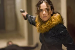 Als Remy in der Zentrale der Union angegriffen wird, setzt Beth (Alice Braga) seinen Gegner au&szlig;er Gefecht...