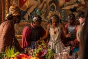 Die Aufregung am Hof ist groß, als der wertvolle Rubin an Prinzessin Bonoos Kette (Keren de Bruyne, M.) während des königlichen Dinners plötzlich regelrecht zerschmilzt. Die Aufregung am Hof ist groß, als der wertvolle Rubin an Prinzessin Bonoos Kette (Keren de Bruyne, M.) während des königlichen Dinners plötzlich regelrecht zerschmilzt.