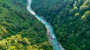 Die Tara-Schlucht. Von oben ist es nur ein schmales türkisblaues Band, doch dieser Fluss hat eine ganz besondere Landschaft geformt. Die Tara-Schlucht. Von oben ist es nur ein schmales türkisblaues Band, doch dieser Fluss hat eine ganz besondere Landschaft geformt.