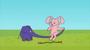 Hase und Elefant haben viel Spaß beim Seilspringen. Hase und Elefant haben viel Spaß beim Seilspringen.