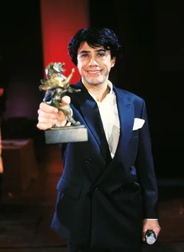 Roy Black (Christoph Waltz) mit dem "Goldenen L&ouml;wen"