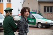 Die Polizisten (Komparsen) führen Silvia (Vanessa Loibl, r.) ab. Die Polizisten (Komparsen) führen Silvia (Vanessa Loibl, r.) ab.