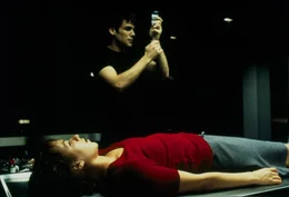 Paula (Franka Potente) wird pl&ouml;tzlich selbst zur Zielscheibe medizinischer Experimente, als Caspar (Sebastian Blomberg) versucht, seine medizinischen F&auml;higkeiten an ihr zu erproben.