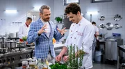 Kilian (Anthony Paul r.) erfährt von Erik (Sven Waasner l.), dass sich das Projekt von Fanny und Marlon weiter in die Länge zieht. Kilian (Anthony Paul r.) erfährt von Erik (Sven Waasner l.), dass sich das Projekt von Fanny und Marlon weiter in die Länge zieht.