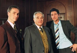 Zwei Generationen einer Kaufhausdynastie: Manfred Helmer (Michael Degen, Mitte) mit seinen S&ouml;hnen Max (Gregor T&ouml;rzs, re.) und Paul (Ingo H&uuml;lsmann).