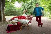 Seit David (Daniel Zillmann, l.) die Amphore in seinem Garten gefunden hat, führt er sich auf wie im alten Rom. Dabei ist Fritz (Guido Hammesfahr, r.) sich gar nicht sicher, ob die Amphore wirklich echt ist. Seit David (Daniel Zillmann, l.) die Amphore in seinem Garten gefunden hat, führt er sich auf wie im alten Rom. Dabei ist Fritz (Guido Hammesfahr, r.) sich gar nicht sicher, ob die Amphore wirklich echt ist.