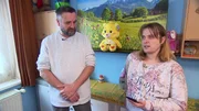 S5E44: In Hamburg-Barmbek wachsen bei Jessica (41) und Olaf (55) mit dem Babybauch auch die Sorgen um Geld und Organisation. Das Geld f&uuml;r die n&ouml;tige Erstausstattung ist weiterhin noch nicht ausgezahlt &hellip;