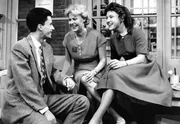 Betriebs-Playboy Lindner (Joachim Engel-Denis, links) ist in seinem Element. Die Damen Frieda Lahmann (Sofie Engelke, Mitte) und Emmy Puchel (Gaby Reichardt) weiß er charmant zu unterhalten – und das während der Arbeitszeit! Betriebs-Playboy Lindner (Joachim Engel-Denis, links) ist in seinem Element. Die Damen Frieda Lahmann (Sofie Engelke, Mitte) und Emmy Puchel (Gaby Reichardt) weiß er charmant zu unterhalten – und das während der Arbeitszeit!