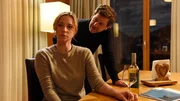 Im Gegensatz zu seiner Frau Mona (Friederike Linke) findet Jakob Münster (Andreas Nickl), dass es an der Zeit ist, ihrem Sohn die Wahrheit über seine Herkunft zu sagen. Im Gegensatz zu seiner Frau Mona (Friederike Linke) findet Jakob Münster (Andreas Nickl), dass es an der Zeit ist, ihrem Sohn die Wahrheit über seine Herkunft zu sagen.