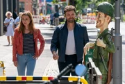 Lucy Elbe (Josephin Busch, l.) und Alexander von Tal (Aleksandar Radenković, r.) sind auf dem Weg zu einem Prepper-Shop. Lucy Elbe (Josephin Busch, l.) und Alexander von Tal (Aleksandar Radenković, r.) sind auf dem Weg zu einem Prepper-Shop.