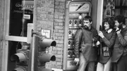 Am 18. April 1974 kommt es in der Commerzbank am Hamburger Steindamm zu einem Bank&uuml;berfall mit anschlie&szlig;ender Geiselnahme. Im Eingangsbereich des neben der Bank gelegenen Buch- und Schreibwarengesch&auml;ftes warten drei Angeh&ouml;rige des Mobilen Einsatzkommandos (MEK) mit Schutzwesten, Funkger&auml;t, Pistole und Maschinenpistole auf ihren Einsatz.