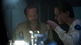 Gibson (Iain Glen, l.) stammt wie Louise (Nora Arnezeder, r.) vom Exilplaneten Kepler-209, zu dem er jedoch seit seiner Ankunft auf der Erde keinen Kontakt mehr herstellen konnte. Er hofft, dies mit Louises Hilfe zu &auml;ndern.
