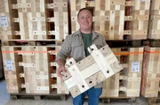 Max Wörner mit einem seiner Holzbaustein-Module. Max Wörner mit einem seiner Holzbaustein-Module.