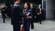 Die berühmte Schauspielerin Gloria Stanfield (Sherilyn Fenn, 2. v. l.) heiratet nach dem Tod ihres Mannes heimlich ihren minderjährigen Stiefsohn Kyle (Jonathan Bennett, l.). Nachdem die Detectives Benson (Mariska Hargitay, 2. v. r.) und Stabler (Christopher Meloni, r.) dies herausgefunden haben, suchen sie nach den beiden. Die berühmte Schauspielerin Gloria Stanfield (Sherilyn Fenn, 2. v. l.) heiratet nach dem Tod ihres Mannes heimlich ihren minderjährigen Stiefsohn Kyle (Jonathan Bennett, l.). Nachdem die Detectives Benson (Mariska Hargitay, 2. v. r.) und Stabler (Christopher Meloni, r.) dies herausgefunden haben, suchen sie nach den beiden.