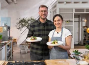 Aus den &uuml;brig gebliebenen Zutaten haben der Spitzenkoch S&ouml;ren Anders und Brigitte Berghammer-Hunger zum Schluss noch ein weiteres Geschmackshighlight gezaubert: Kartoffel-Maultaschen bayrisch-schw&auml;bische Art.