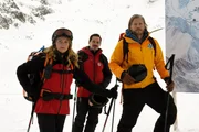 Bei den Bergrettern Katharina (Luise Bähr, l.), Tobi (Markus Brandl, M.) und Markus (Sebastian Ströbel, r.) geht ein Notruf ein. Sofort machen sie sich auf den Weg. Bei den Bergrettern Katharina (Luise Bähr, l.), Tobi (Markus Brandl, M.) und Markus (Sebastian Ströbel, r.) geht ein Notruf ein. Sofort machen sie sich auf den Weg.