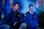 Sie ermitteln gemeinsam: Taylor Kinney als Kelly Severide, Dermot Mulroney als Chief Dom Pascal Sie ermitteln gemeinsam: Taylor Kinney als Kelly Severide, Dermot Mulroney als Chief Dom Pascal