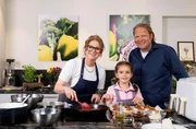 Lea Führ (M.) hat hohe Ansprüche, wenn es um Pesto geht. Treffen die Profis ihren Geschmack? Björn Freitag (r) und Christina Becher (l) geben ihr Bestes. Lea Führ (M.) hat hohe Ansprüche, wenn es um Pesto geht. Treffen die Profis ihren Geschmack? Björn Freitag (r) und Christina Becher (l) geben ihr Bestes.