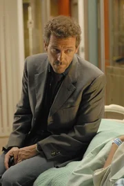Eine College-Studentin spuckt beim Kickboxen plötzlich Blut, obwohl sie nicht getroffen wurde. Ein neuer Fall für Dr. Gregory House (Hugh Laurie) ... Eine College-Studentin spuckt beim Kickboxen plötzlich Blut, obwohl sie nicht getroffen wurde. Ein neuer Fall für Dr. Gregory House (Hugh Laurie) ...