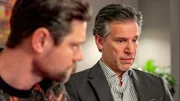 Richard (r. Florian Odendahl) erfährt, dass die EmKa Frauen systematisch schlechter bezahlt, und gibt die Information heimlich an die Presse weiter. Julius (l. Jan Stapelfeldt) steht hinter ihm. Richard (r. Florian Odendahl) erfährt, dass die EmKa Frauen systematisch schlechter bezahlt, und gibt die Information heimlich an die Presse weiter. Julius (l. Jan Stapelfeldt) steht hinter ihm.