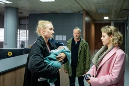 Durch den Krieg in der Ukraine m&uuml;ssen Niclas (Maximilian Br&uuml;ckner, M.) und Judith (Lisa Maria Potthoff, l.) ihr Kind pers&ouml;nlich in Kiew abholen, nachdem Oksana (Alina Danko, r.) es dort zur Welt gebracht hat. Kann Oksana das Baby hergeben?