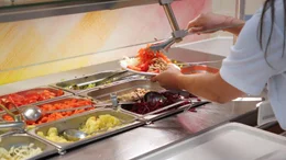 Salatbuffet in einer Kantine.