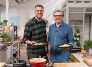 Spitzenkoch Sören Anders (li.) kocht heute mit Hans Jörg Bachmeier, der einen leckeren Millirahmstrudel mit eingelegten Birnen und Vanillesoße zubereitet hat. Spitzenkoch Sören Anders (li.) kocht heute mit Hans Jörg Bachmeier, der einen leckeren Millirahmstrudel mit eingelegten Birnen und Vanillesoße zubereitet hat.