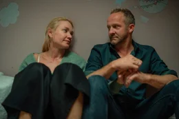Judith (Lisa Maria Potthoff) und Niclas (Maximilian Br&uuml;ckner) k&ouml;nnen es kaum erwarten. Endlich wird sich ihr Kinderwunsch dank einer Leihmutter aus der Ukraine erf&uuml;llen.