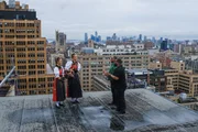 Über den Dächern von New York präsentieren die Monney-Schwestern Schweizer Jodel und werden in die Gospel-Tradition eingeführt von Dion Simmons (r.) und Pastor Alex Williams (2.v.r.). Über den Dächern von New York präsentieren die Monney-Schwestern Schweizer Jodel und werden in die Gospel-Tradition eingeführt von Dion Simmons (r.) und Pastor Alex Williams (2.v.r.).