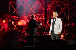 Andrea Bocelli auf der B&uuml;hne des Teatro del Silenzio in der Toskana.