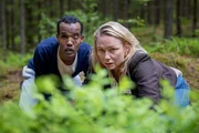 Tilda (Malin Levanon) unternimmt mit Ibraahin (Nasir Farah Dhagole) einen unerlaubten Ausflug in den Wald. Tilda (Malin Levanon) unternimmt mit Ibraahin (Nasir Farah Dhagole) einen unerlaubten Ausflug in den Wald.