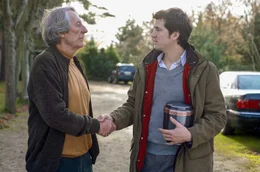Joseph Arp (Jean Rochefort, li.) hat &Eacute;ric (Guillaume Canet, re.) die Asche seines leiblichen Vaters &uuml;bergeben, den &Eacute;ric nie kennengelernt hatte.