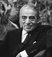 Aristoteles Onassis steigt vom griechischen Flüchtlingsjungen zu einem der reichsten und einflussreichsten Geschäftsmänner auf. Aristoteles Onassis steigt vom griechischen Flüchtlingsjungen zu einem der reichsten und einflussreichsten Geschäftsmänner auf.