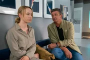 Dr. Gruber nimmt die Sorgen seiner Patientin sehr ernst: Mira Elisa Goeres als Jasmin Hübner, Hans Sigl als Dr. Martin Gruber Dr. Gruber nimmt die Sorgen seiner Patientin sehr ernst: Mira Elisa Goeres als Jasmin Hübner, Hans Sigl als Dr. Martin Gruber