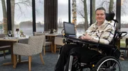 Der 48-jährige Andreas Pennings bestellt auch im Restaurant sein Essen selbst – dank seinem Augensteuerungssystem. Der 48-jährige Andreas Pennings bestellt auch im Restaurant sein Essen selbst – dank seinem Augensteuerungssystem.