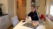 S14E69: Seit einem Jahr ist Mel glücklich mit ihrem Job in der mobilen Pflege - und hat kurz vor Weihnachten sogar eine besondere Überraschung erhalten: Ihre Stelle wurde entfristet. S14E69: Seit einem Jahr ist Mel glücklich mit ihrem Job in der mobilen Pflege - und hat kurz vor Weihnachten sogar eine besondere Überraschung erhalten: Ihre Stelle wurde entfristet.
