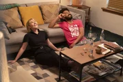 Verstehen sich privat gut, sind aber beruflich Konkurrenten: Karen Pirie (Lauren Lyle) und Kollege Phil Parhatka (Zach Wyatt).