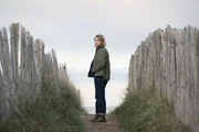 Am weiten Strand von St. Andrews will DS Karen Pirie (Lauren Lyle) sich mit einer Zeugin treffen.