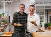 S&ouml;ren Anders (li.) und Christian Henze freuen sich auf die Quiche Lorraine, die S&ouml;ren zubereitet hat.